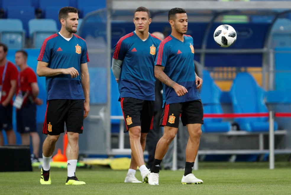 Thiago Alcântara com a bola em treino da Espanha (Foto: REUTERS/Francois Lenoir)