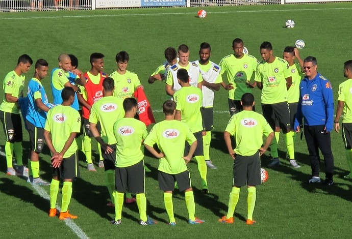 Rogério Micale conversa com os jogadores durante o treino (Foto: Felipe Schmidt)