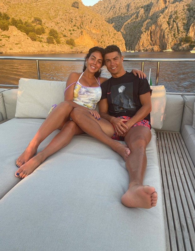 Cristiano Ronaldo e Georgina Rodríguez posam no megaiate do jogador de futebol (Foto: Reprodução/Instagram)