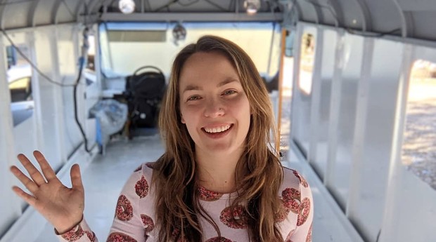 Alice Everdeen trabalha como dubladora freelancer e mora em um ônibus (Foto: Reprodução/Instagram)