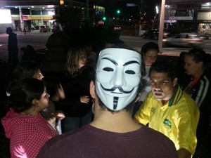 Novamente alguns integrantes do grupo utilizam máscaras (Foto: Ivair Vieira Jr/G1)