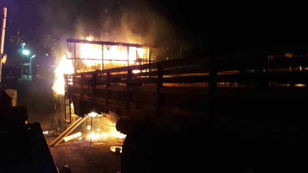 CaminhÃ£o incendiado em Frutal (Foto: SAMIR ALOUAN - 97 PM - JORNAL PONTAL - PONTAL ONLINE)
