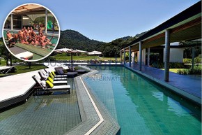 Neymar com amigos na piscina de sua mansão (Foto: Reprodução Bossa Nova Sir / Sotheby´s )