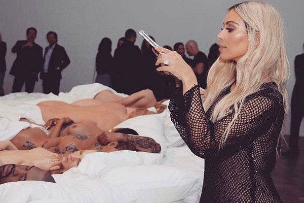 A foto compartilhada por Kim Kardashian na qual ela aparece fotografando os bonecos de cera de seu marido, Kanye West, e Taylor Swift (Foto: Instagram)