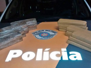 Tabletes estavam divididos em duas malas (Foto: Polícia Rodoviária/Cedida)
