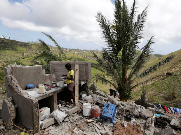 Uma mulher prepara comida na cozinha de sua casa destruída pelo furacão Matthew nos arredores de Port Salut, no Haiti (Foto: Andres Martinez Casares/Reuters)
