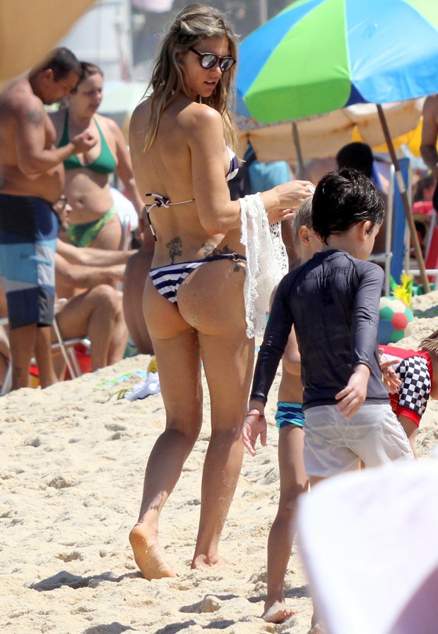 Fernanda Lima curte dia de praia em família (Foto: Agnews)