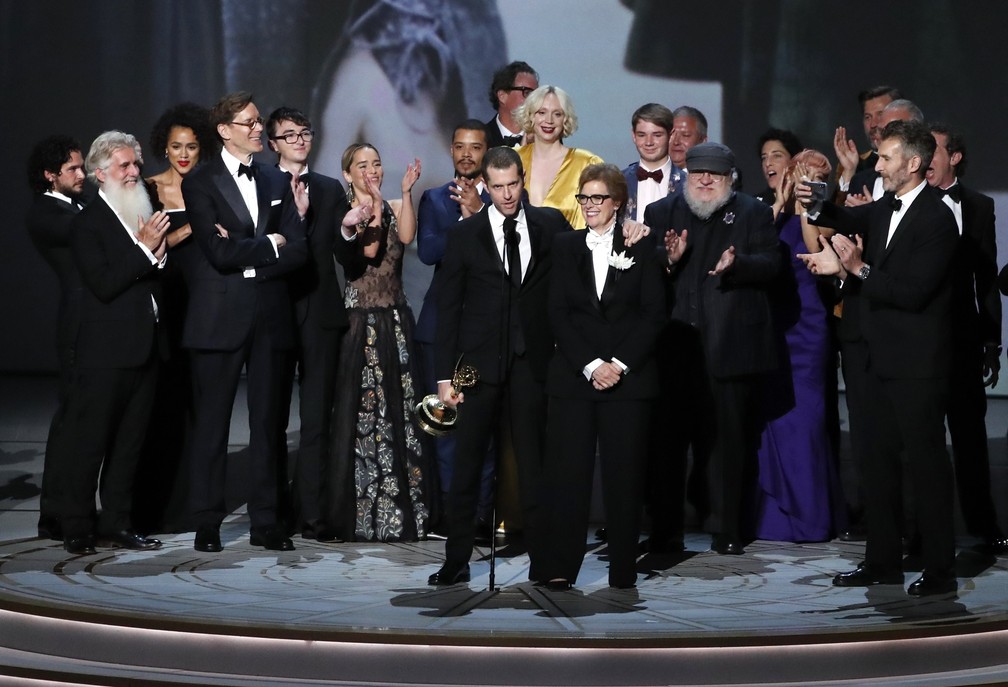 Equipe e elenco de 'Game of thrones' recebem prÃªmio de melhor sÃ©rie de drama no Emmy 2018 â€” Foto: Mario Anzuoni/Reuters