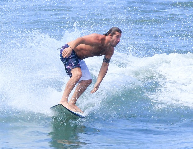 Diego Alemão beim Surfen am Praia da Barra (Foto: Fabricio Pioyani / AgNews)