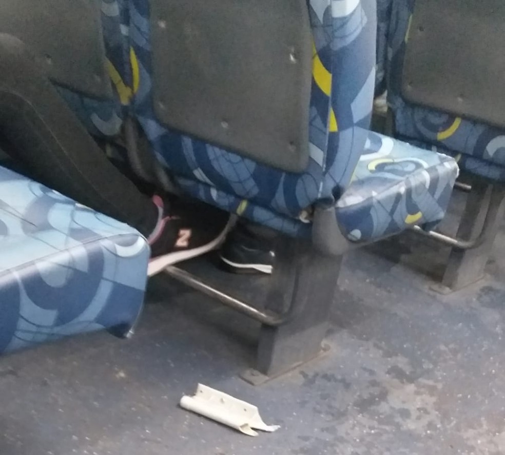 Pedaço do teto de ônibus caiu em meio a tempo chuvoso, nesta quinta-feira (18) — Foto: Divani Maria Cardoso