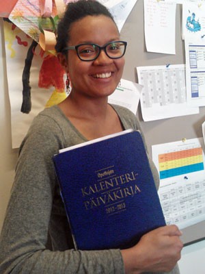 A professora Luciana com seu diário de classe finlandês (Foto: Arquivo pessoal/Luciana Pölönen)