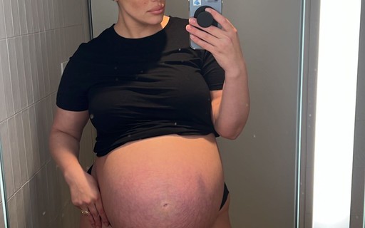 Ashley Graham mostra barrigão na reta final da gravidez de gêmeos