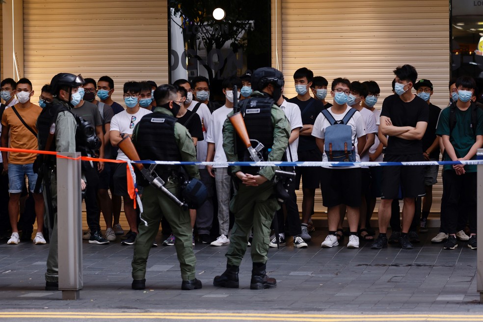 Policiais de choque prendem pessoas durante um protesto em Hong Kong, nesta quinta-feira (1º), pela libertação de doze ativistas que foram presos no mar após tentarem fugir para Taiwan — Foto: Tyrone Siu/Reuters