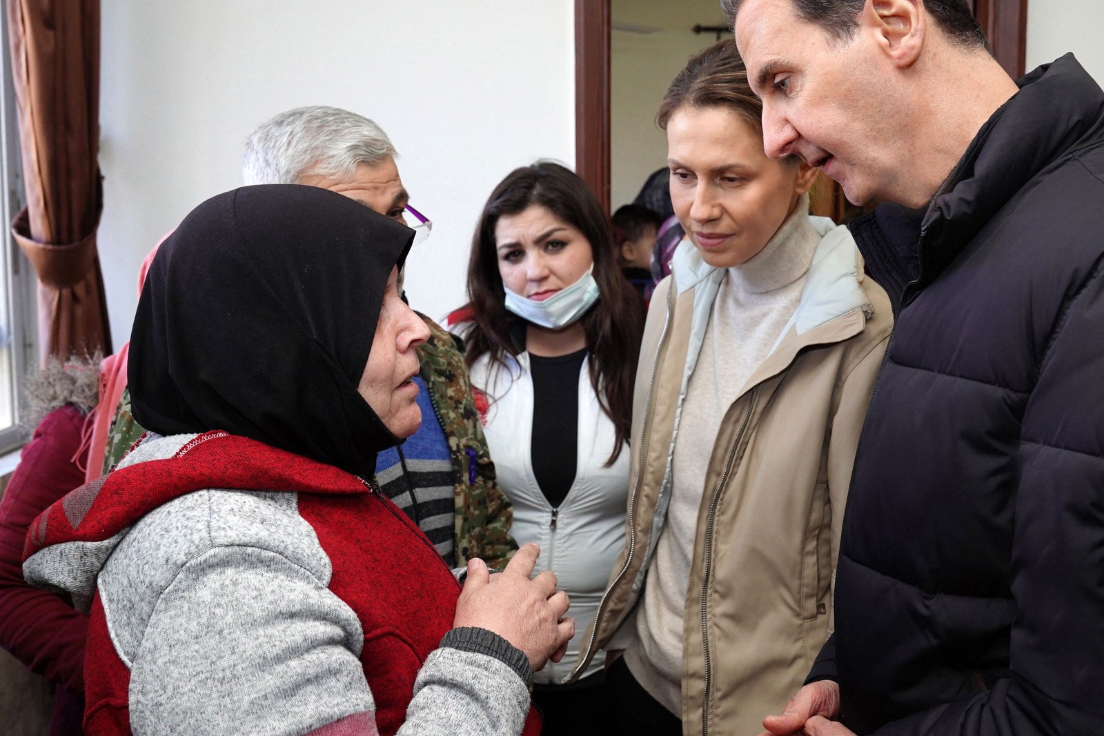 Bashar al-Assad esteve na região neste sábado para acompanhar trabalhos de buscas — Foto: Karim SAHIB / AFP