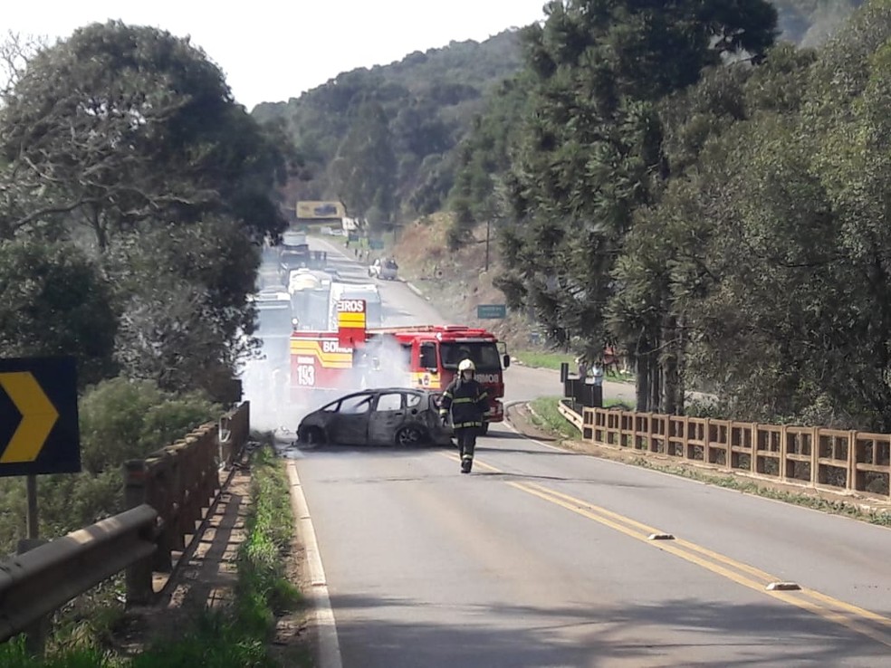 Carro incendiado interrompeu via entre Fraiburgo e Videira — Foto: Corpo de Bombeiros/Divulgação 