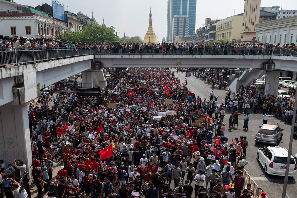 Imagem de manifestações em Yangon contra o golpe de Estado em Mianmar, em 7 de fevereiro de 2021 — Foto: Stringer/Reuters