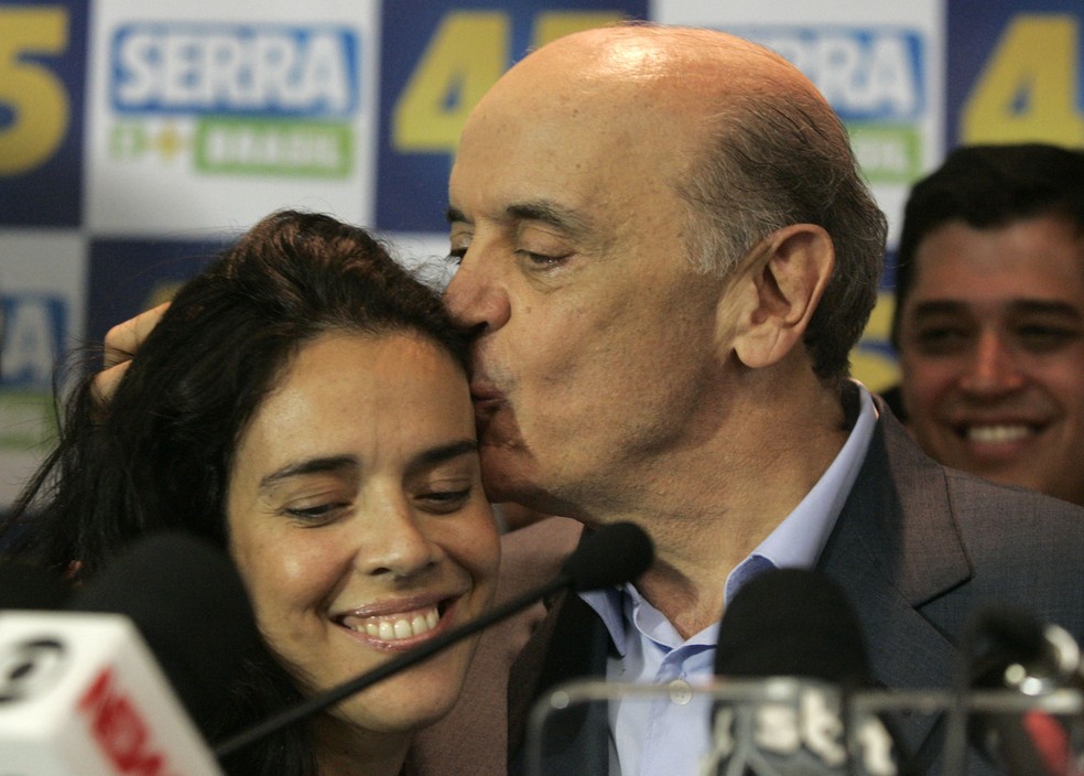 Foto de arquivo de 31 de outubro de 2010 do ent&atilde;o candidato &agrave; Presid&ecirc;ncia da Rep&uacute;blica pelo PSDB, Jos&eacute; Serra, e sua filha Ver&ocirc;nica Serra durante entrevista coletiva realizada no comit&ecirc; central da campanha, no Centro de S&atilde;o Paulo &mdash; Foto: Robson Fernandjes/Estad&atilde;o Conte&uacute;do/Arquivo
