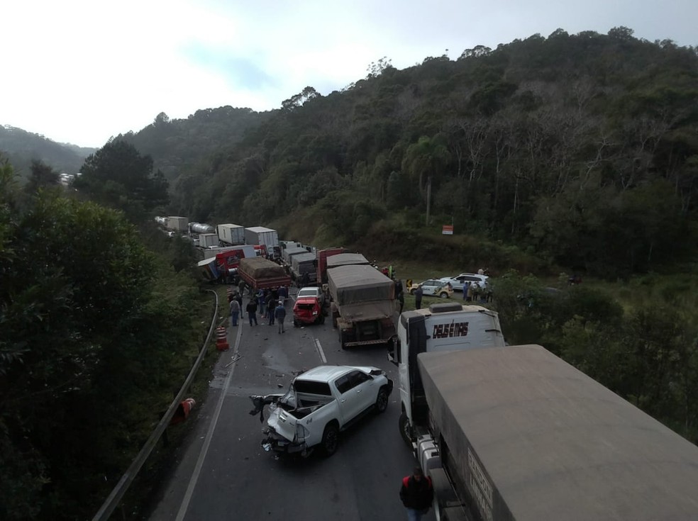 Dez veículos se envolveram no engavetamento na BR-376, em Tijucas do Sul — Foto: PRF/Divulgação