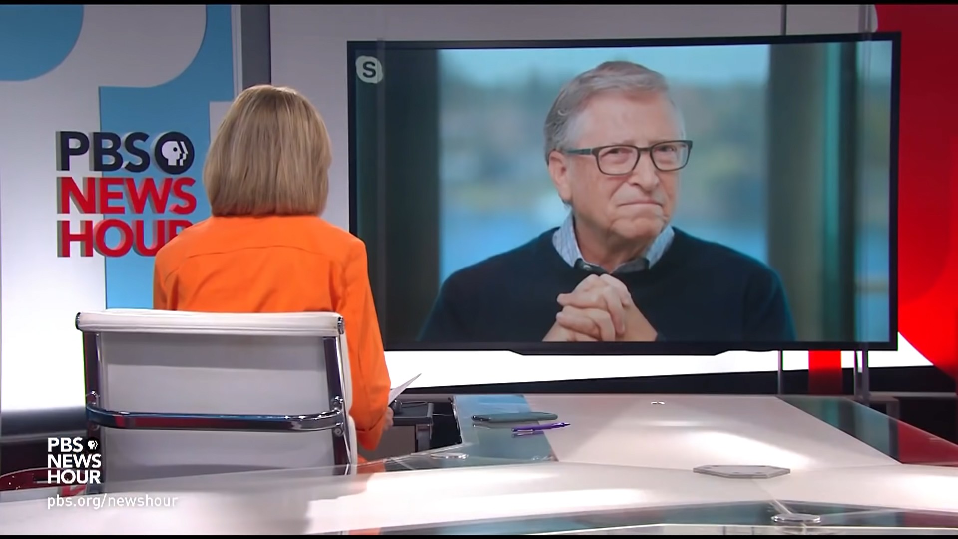 Bill Gates em sua entrevista com a jornalista Judy Woodruff (Foto: Reprodução)