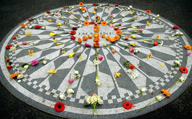 Central Park, Nova York. John Lennon viveu durante os anos 1970 na cidade e após sua morte ganhou um memorial perto da 72nd Street (Foto: Reprodução)