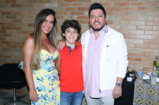 Cantor Bruno e a mulher, Marianne Rabelo, e o filho Enzo Rabelo (Foto: Lucas Ramos/AgNews)