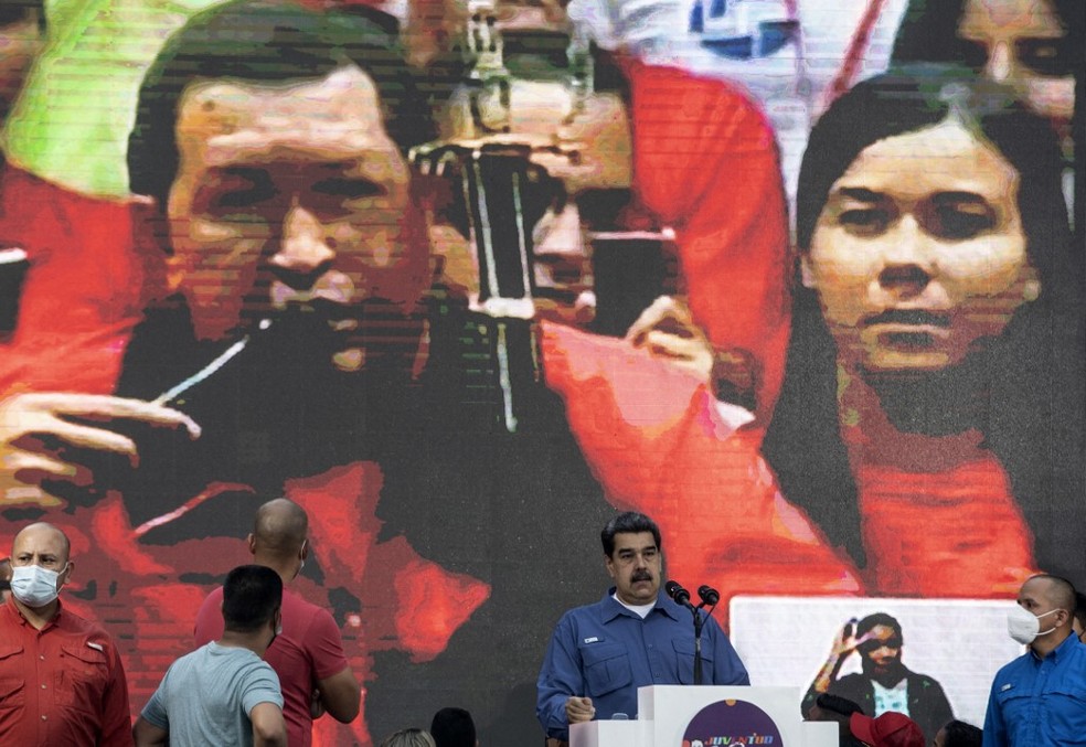 Nicolás Maduro discursa com imagem de Hugo Chávez ao fundo, em 12 de fevereiro de 2022 — Foto: Yuri Cortez/ AFP