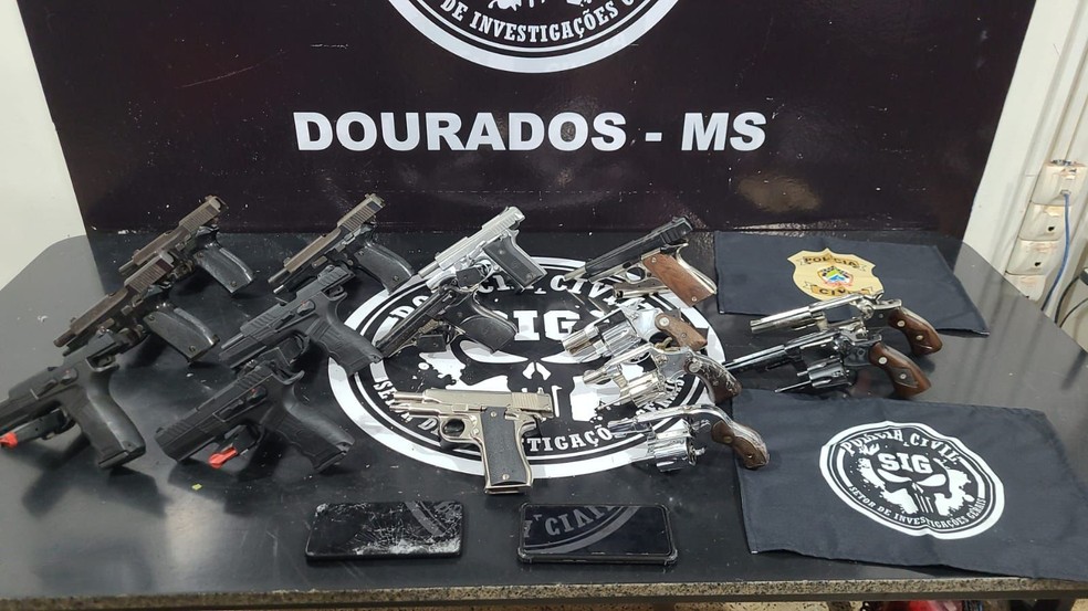 Armas foram apreendidas e encaminhadas para a delegacia. — Foto: Reprodução