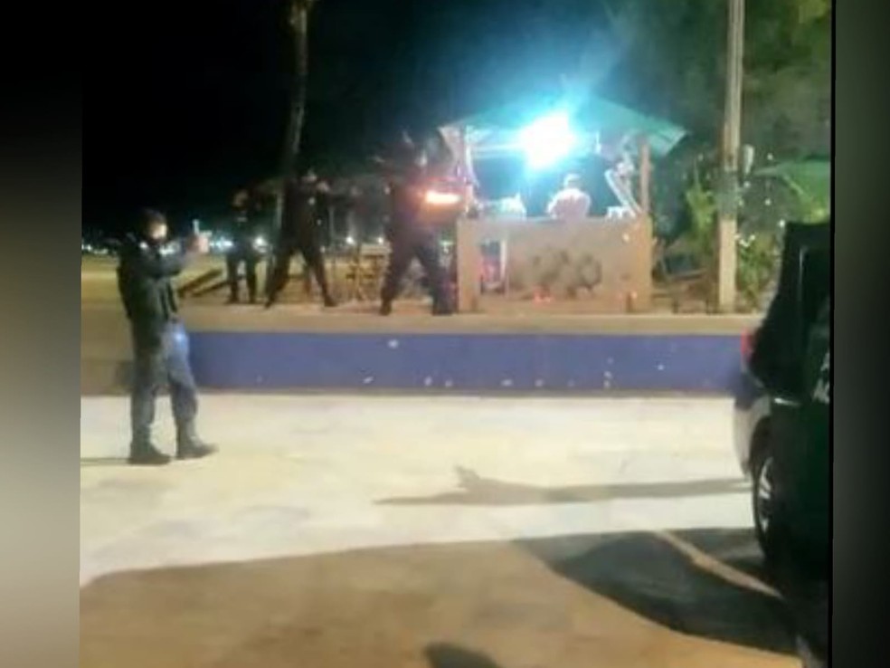 Guardas municipais atiraram pelo menos quatro vezes contra dono de barraca na Praia de Iracema. — Foto: Reprodução