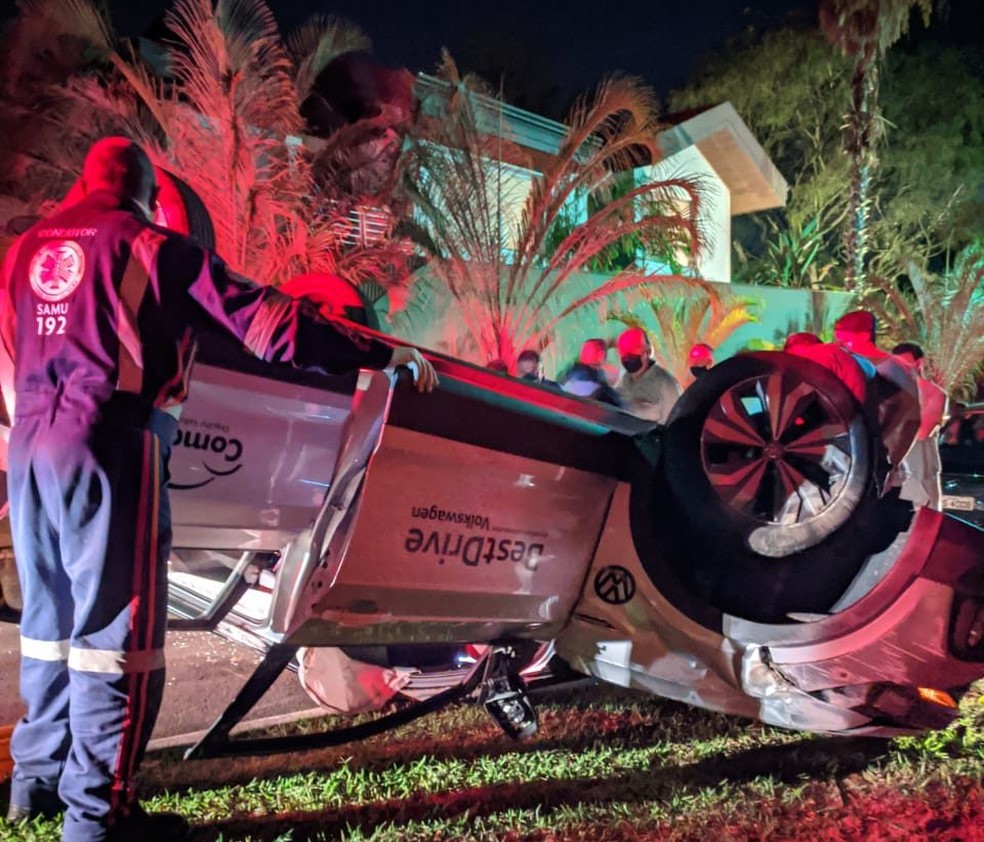 Carro fica destru&iacute;do ap&oacute;s capotar dentro de condom&iacute;nio de luxo em Mar&iacute;lia &mdash; Foto: Mar&iacute;lia Not&iacute;cia/Divulga&ccedil;&atilde;o