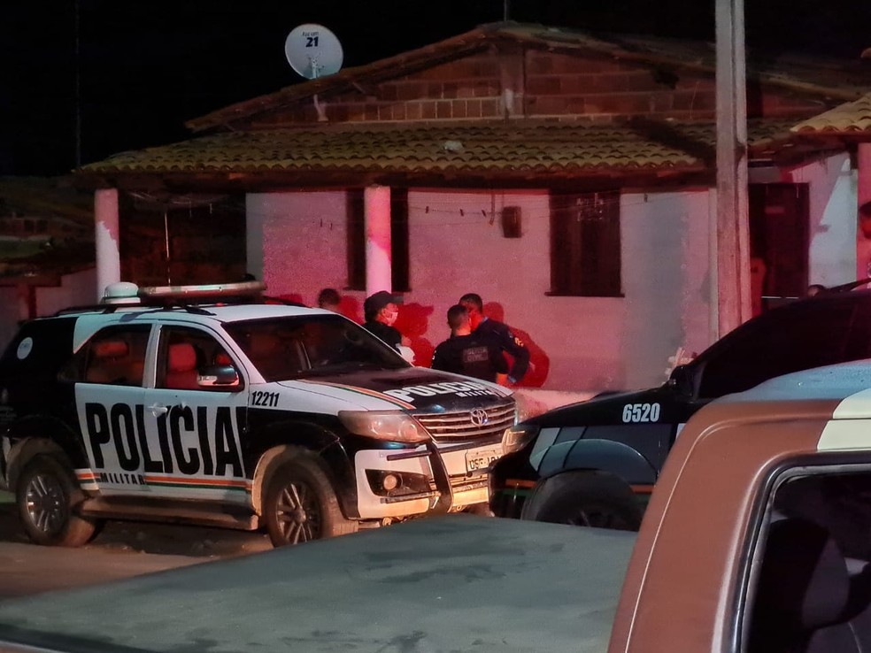 A polícia realiza buscas para tentar capturar os suspeitos de assassinar as duas irmãs no distrito de Sítios Novos. — Foto: Rafaela Duarte/ SVM