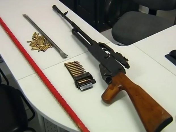 Arma apreendida pela polícia em tentativa de furto a banco em Bofete (Foto: Reprodução/TV TEM)
