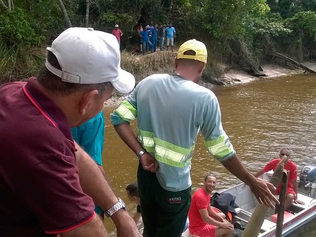 Bombeiros de Teixeiras de Freitas durante as buscas no rio Mucuri (Foto: Neuza Brizola/Bahia extremo sul.com)
