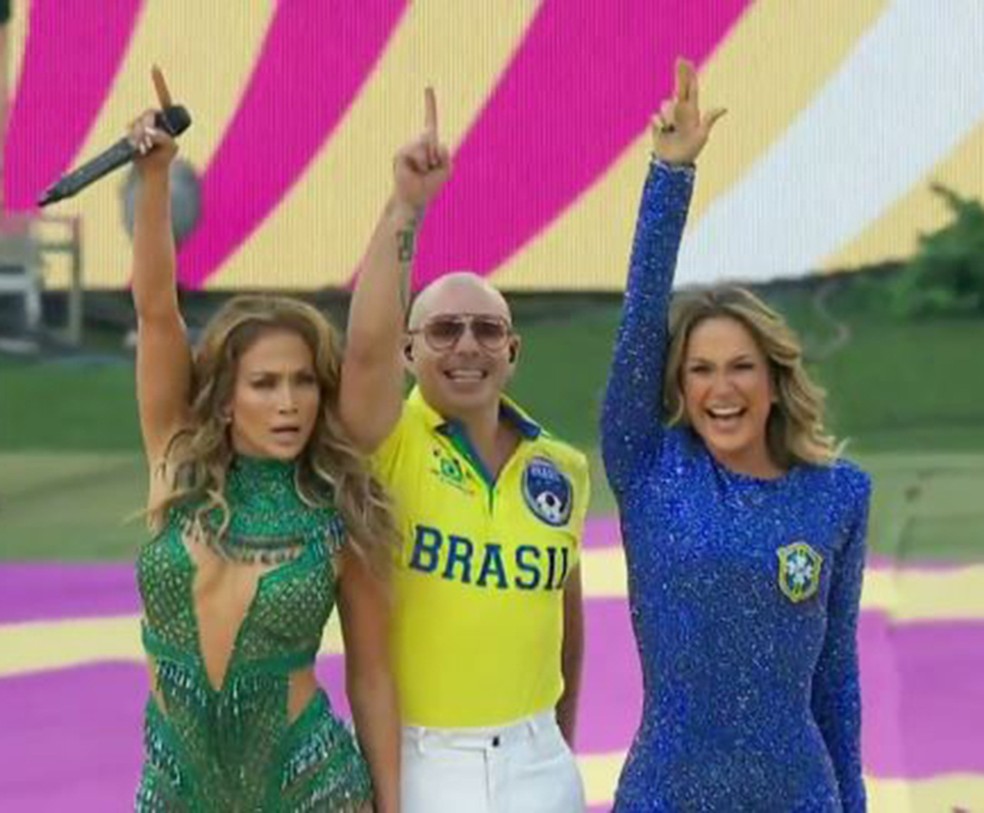 Claudia Leitte lembra o nervosismo que sentiu na abertura da Copa do Mundo — Foto: TV Globo
