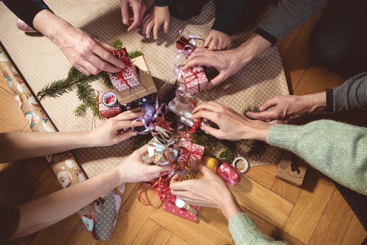 Amigo Secreto ou Amigo Oculto? Onde surgiu a brincadeira? – Blog do  Sorteador