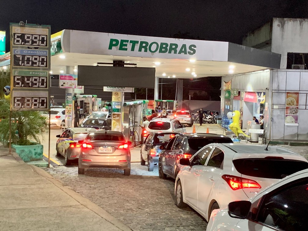 Motoristas fazem fila para abastecer veículos com gasolina a R$ 6,99 o litro, em Fortaleza — Foto: Thiago Gadelha
