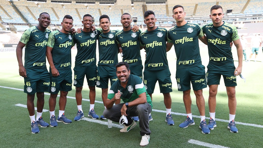 Patrick de Paula, Gabriel Veron, Danilo, Gabriel Silva, Wesley, Gabriel Menino, Renan e Luan Silva com João Paulo Sampaio no Maracanã — Foto: Cesar Greco / Ag. Palmeiras