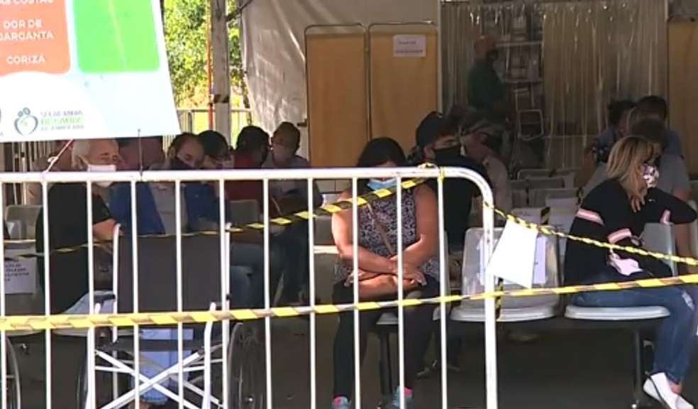 Pacientes durante espera por atendimento no Centro de Triagem de Coronav&iacute;rus, em Piracicaba &mdash; Foto: Ronaldo Oliveira/ EPTV