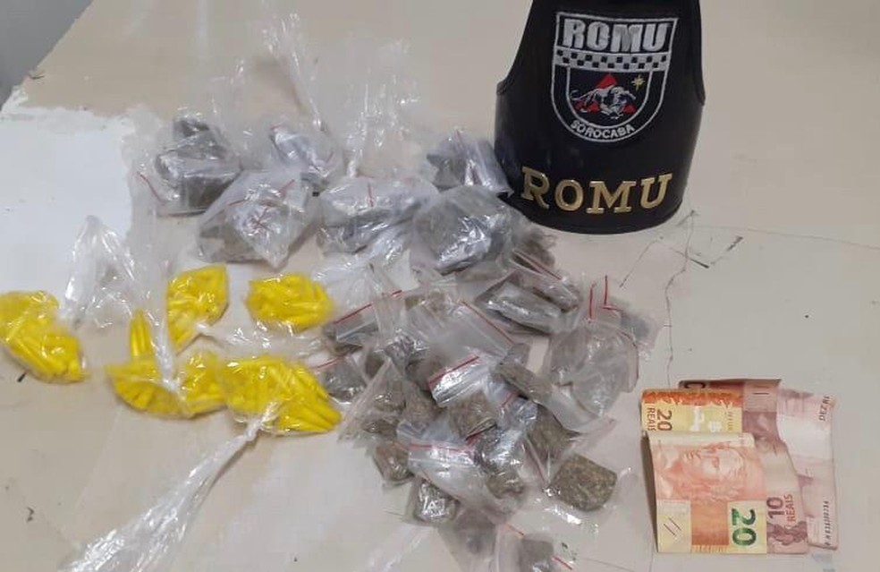 Homem estava carregando drogas em uma pochete — Foto: Divulgação/Guarda Civil Municipal de Sorocaba