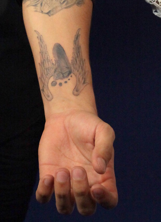 A nova tatuagem de Caio Castro (Foto: Ag News)