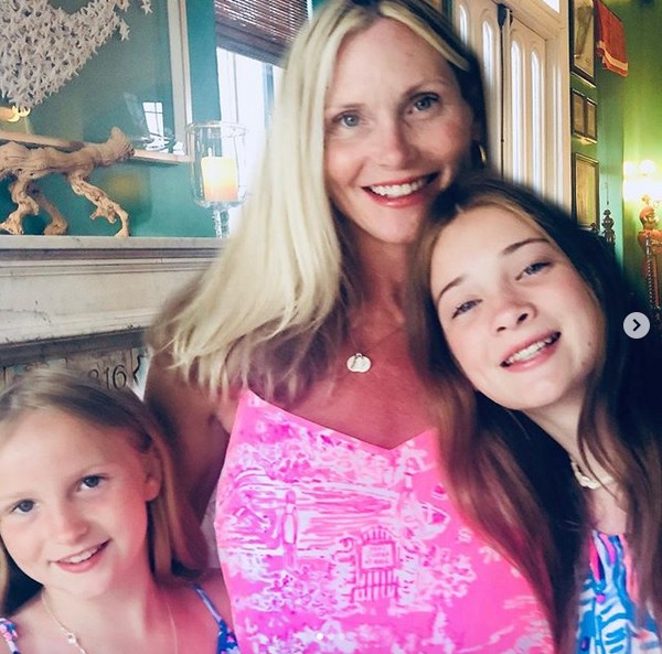 A atriz Amy Locane com as duas filhas (Foto: Instagram)