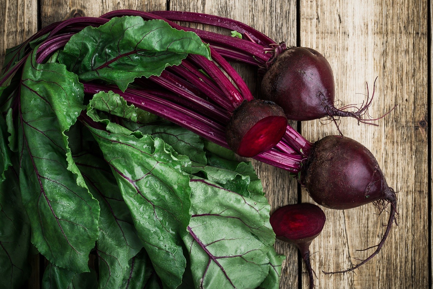 Fresh organic beetroot over wooden background viewed from above (Foto: Getty Images)