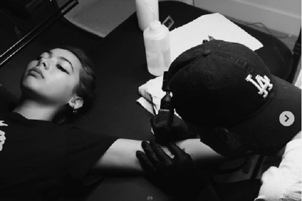 A sessão de tatuagem de Sami Sheen, filha de Charlie Sheen com Denise Richards (Foto: Instagram)