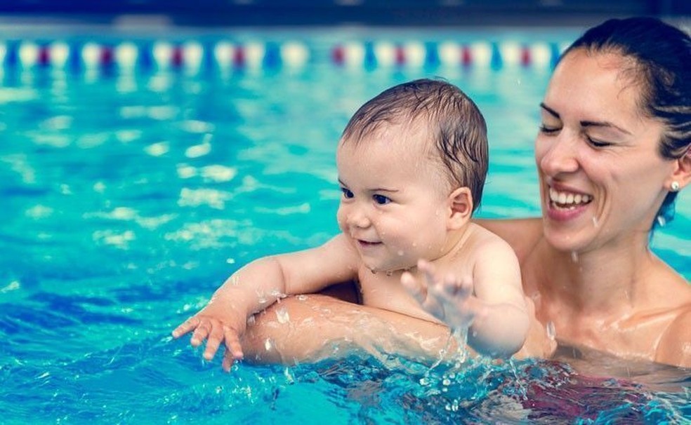 Natação é uma atividade que pode ser iniciada desde os seis meses, com acompanhamento dos pais — Foto: Getty Images
