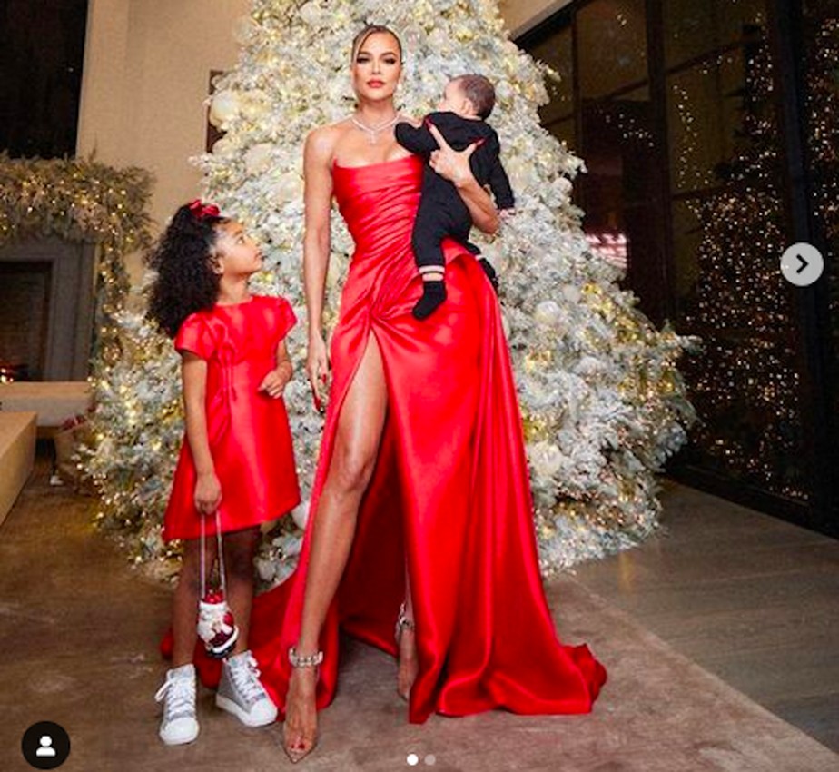 A socialite Khloé Kardashian com os filhos