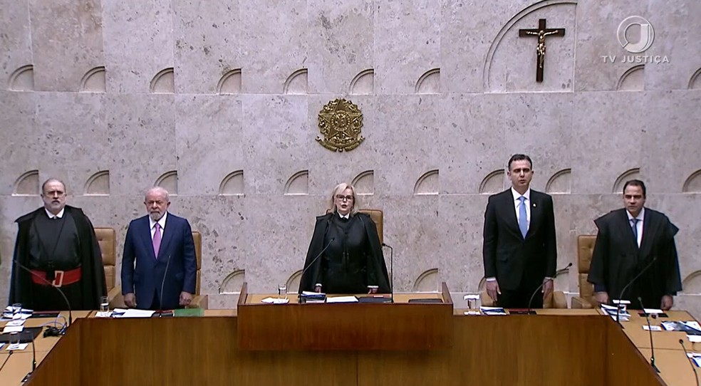 O procurador-geral Augusto Aras, o presidente da República, Luiz Inácio Lula da Silva, a presidente do STF, Rosa Weber, o presidente do Senado, Rodrigo Pacheco, e o presidente da OAB, Beto Simonetti, durante sessão de abertura do ano judiciário. — Foto: TV Justiça/Reprodução