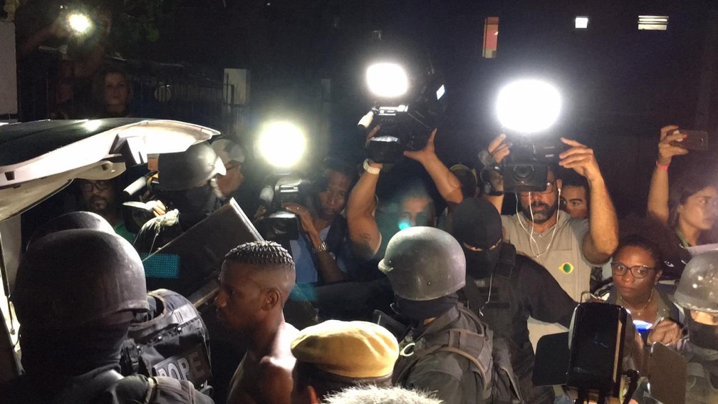 Suspeitos se renderam após mais de três horas com reféns dentro de posto em Salvador — Foto: Alan Oliveira/ G1