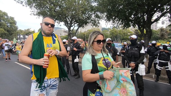 Manifestantes sem máscara em protesto no Rio — Foto: Reprodução/TV Globo
