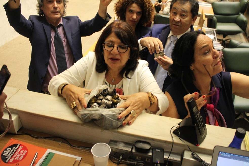 Deputados da oposição mostram artefatos supostamente utilizados pela Tropa de Choque da Polícia Militar na Alesp. — Foto: Divulgação/Beth Sahão