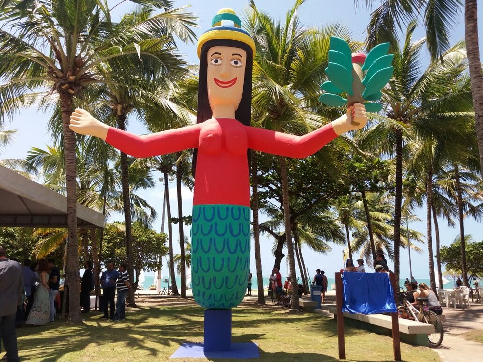 Orla de Maceió ganha monumento feito por artista popular alagoano (Foto: Suely Melo / G1)