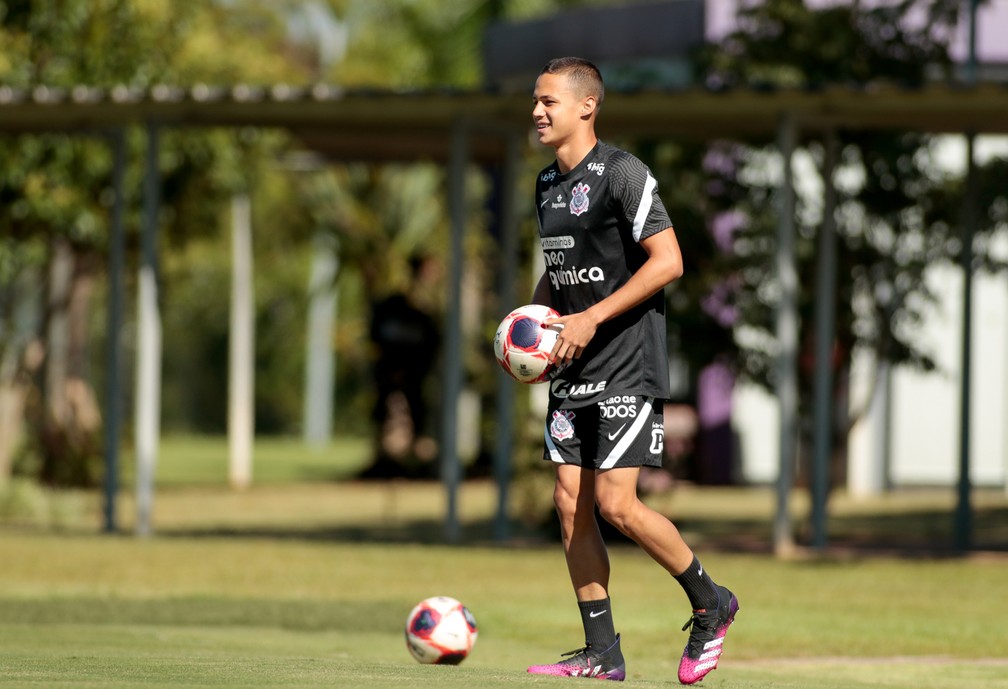 Matheus Araújo em treino do Corinthians — Foto: Rodrigo Coca/Ag. Corinthians